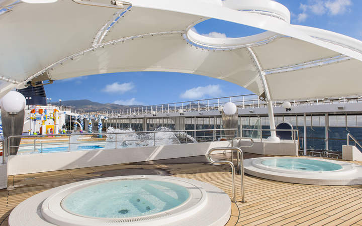 Barco MSC Lirica