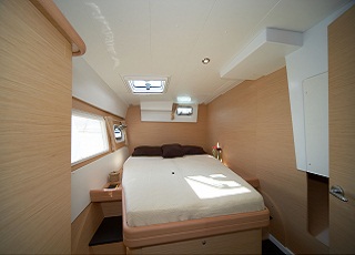  Catamaran Lagoon 421