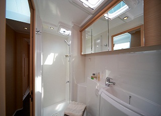  Catamaran Lagoon 421